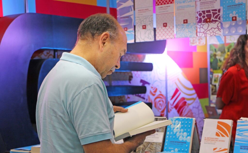La Unse promueve el encuentro entre autores y lectores en la Feria del Libro