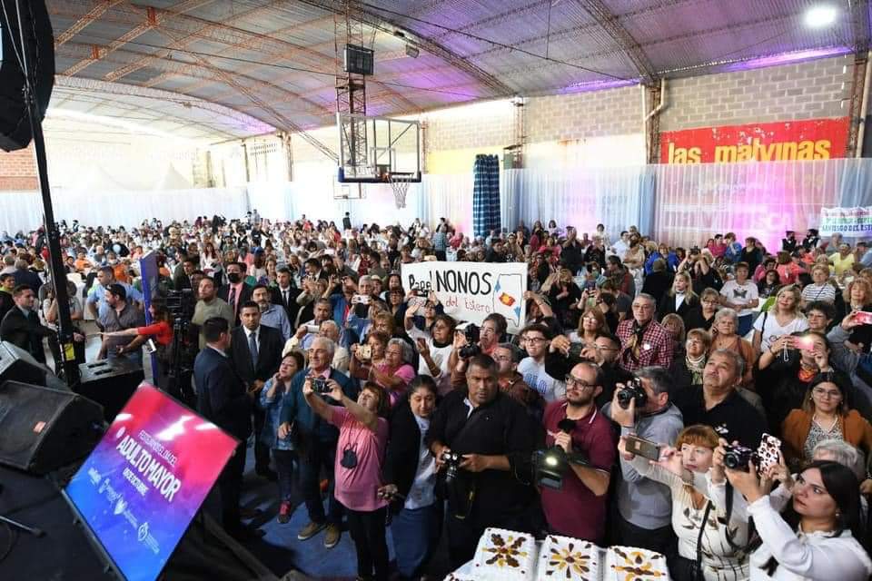 Cientos de adultos mayores disfrutaron de un gran festejo Cientos de adultos mayores disfrutaron de un gran festejo