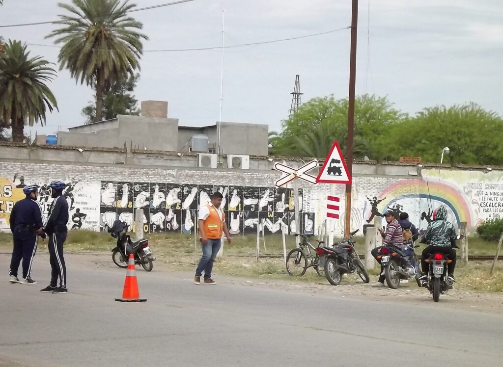 Controles preventivos en Fernández para promover el uso del casco