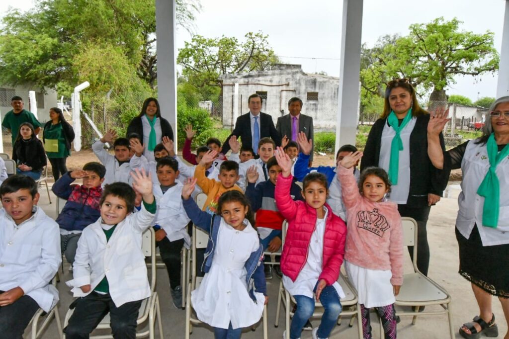 Inauguran una escuela, entregan viviendas y anuncian obras para Ancaján