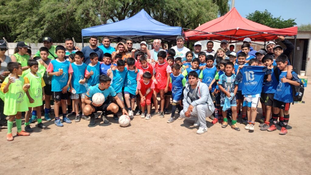 Un campeonato de fútbol infantil reunió a cientos de niños