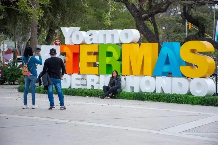 Turistas de todo el país y del extranjero visitan Las Termas