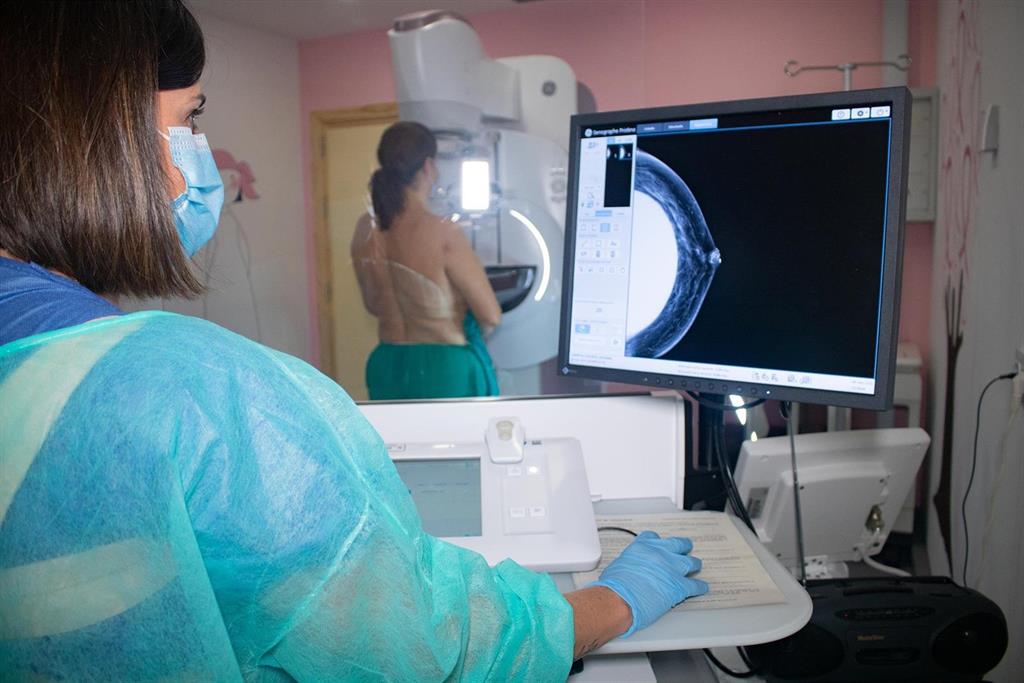 Invitan a mujeres a realizarse mamografías gratis y sin turno