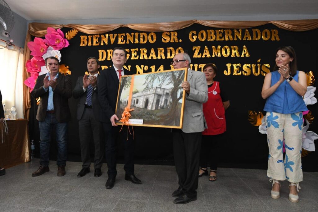 Inauguran edificio nuevo de un jardín y entregan viviendas en Añatuya