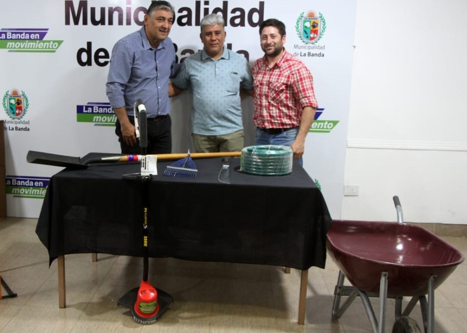 Entregan herramientas a un bandeño para potenciar su emprendimiento de jardinería