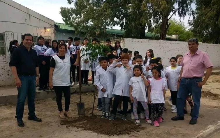 Estudiantes de Clodomira plantaron paraísos para forestar la ciudad