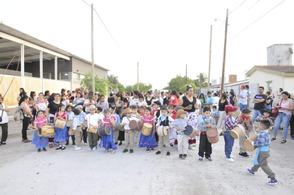 La Marcha de los Bombitos reunió a los más pequeños en Fernández