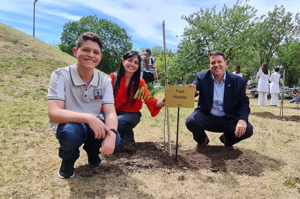 Plantaron un árbol en el Hospital Austral con el nombre de un “guerrero” santiagueño