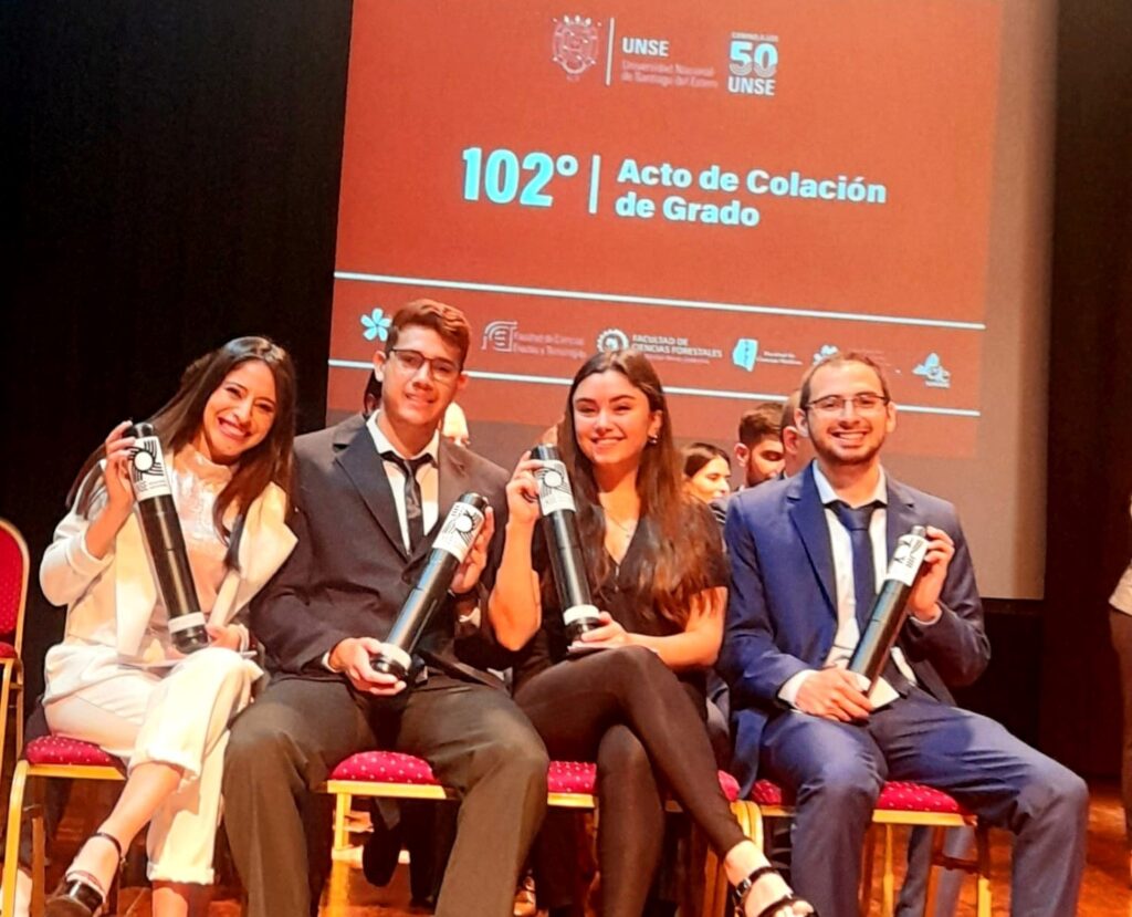 En una histórica colación, los primeros médicos egresados de la Unse recibieron sus títulos