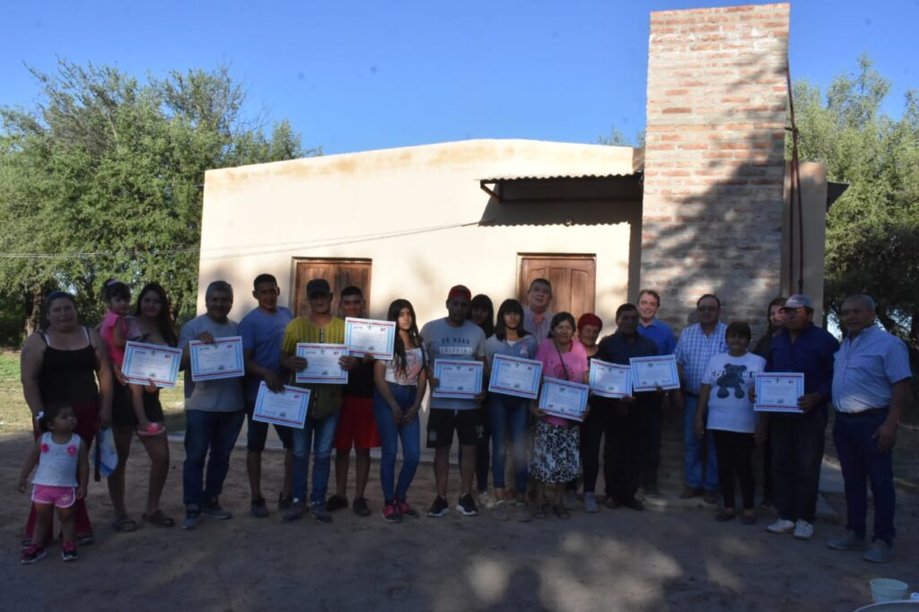 Entregan viviendas sociales a familias del departamento Río Hondo