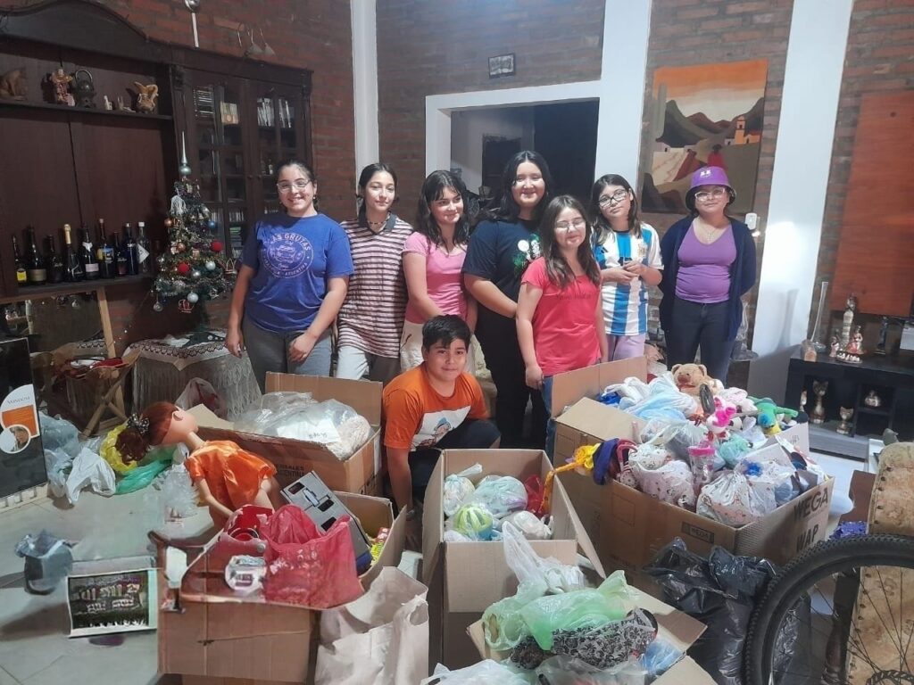 Añatuya: Alumnos recolectaron juguetes y los regalaron a niños que asisten a un comedor 