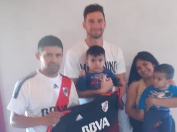 Lucas Alario se reunió con amigos en Añatuya en su paso por la provincia