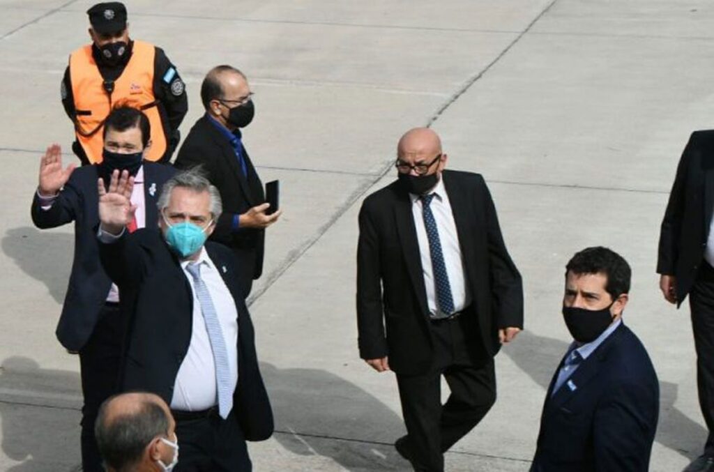 Alberto Fernández llega a Santiago reunirse con gobernadores y la inauguración de obras