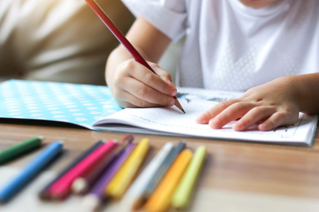 Dictan clases de apoyo gratuito para niños bandeños Dictan clases de apoyo gratuito para niños bandeños