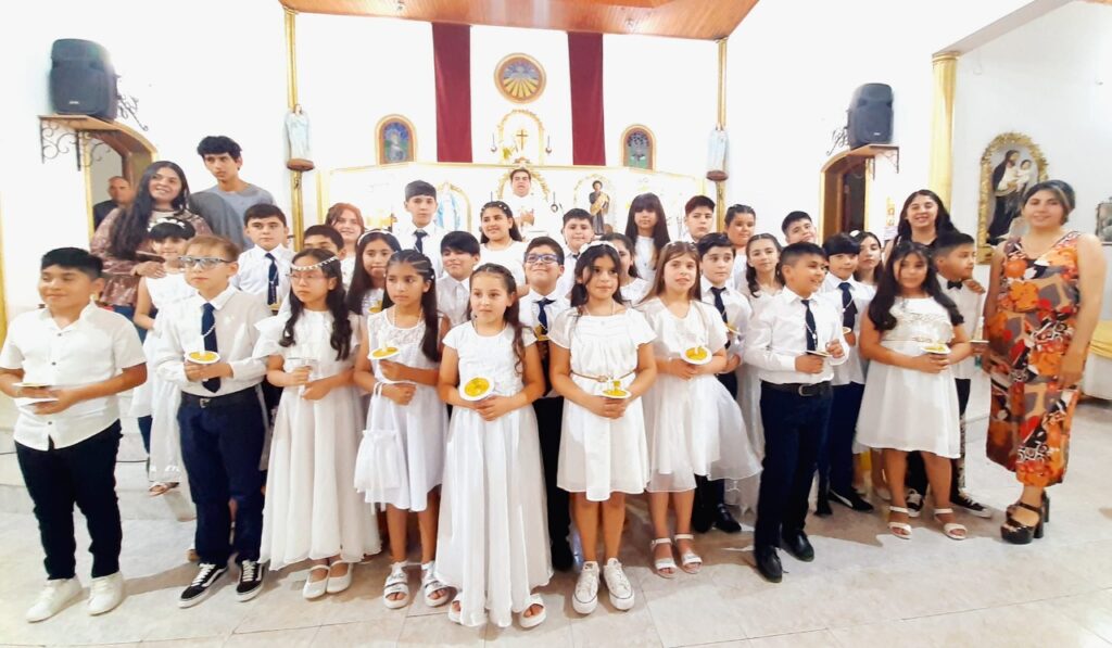 Pequeños de Añatuya reciben el sacramento de la comunión