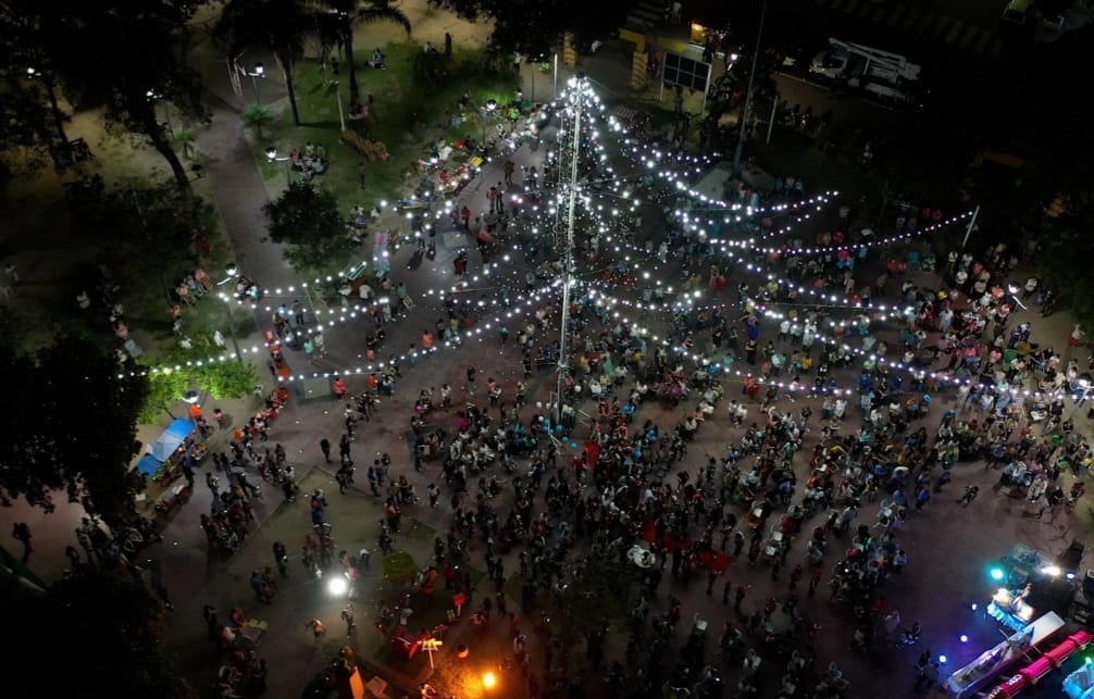Imponente árbol de Navidad ilumina la plaza Belgrano