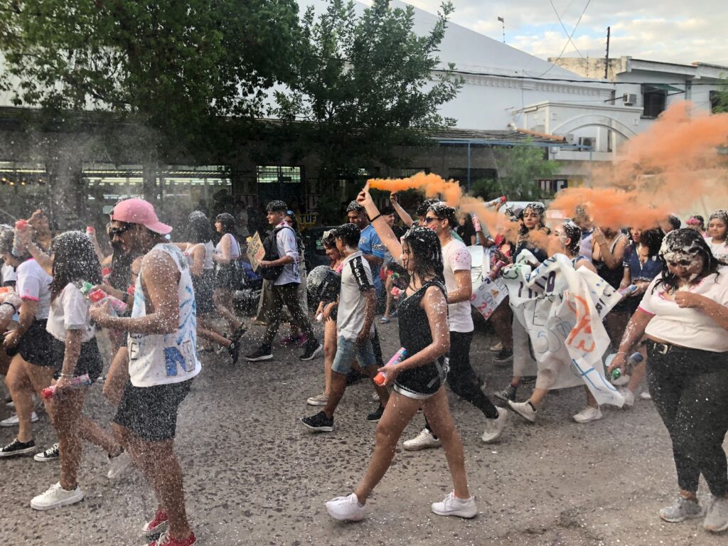 Alumnos de 4° año organizaron un colorido banderazo