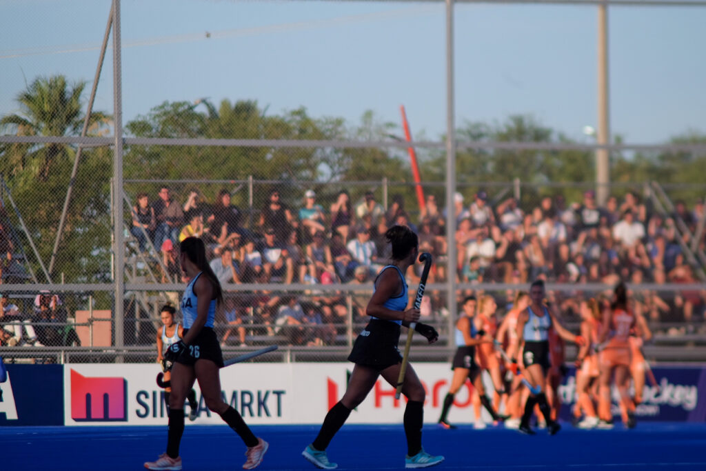 Las Leonas cayeron ante Países Bajos en su debut en Santiago