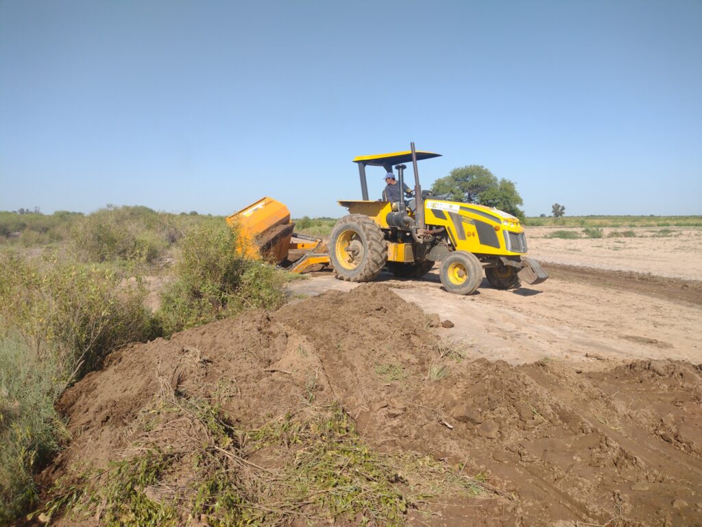 Reparan caminos para ayudar al sector productivo de Colonia El Simbolar
