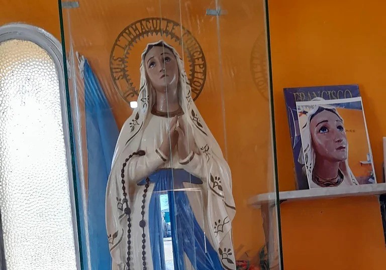 La Virgen que llora sangre: el hombre que sintió que un milagro lo ayudó a curarse de cáncer