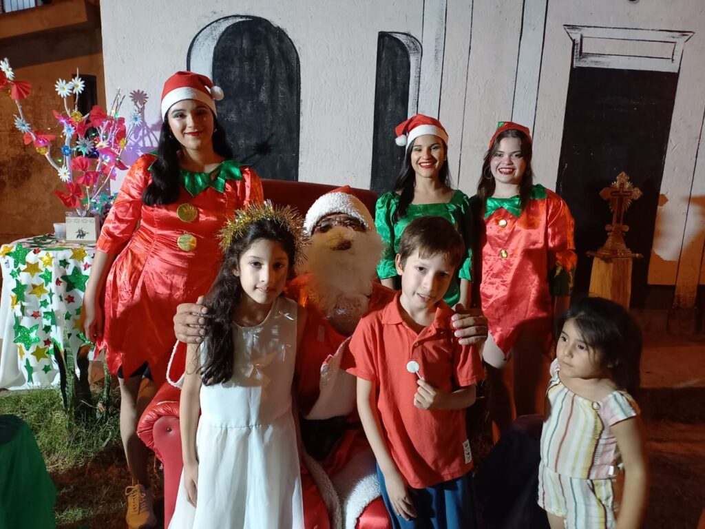 Papá Noel recorrió dos barrios bandeños y sorprendió a los niños