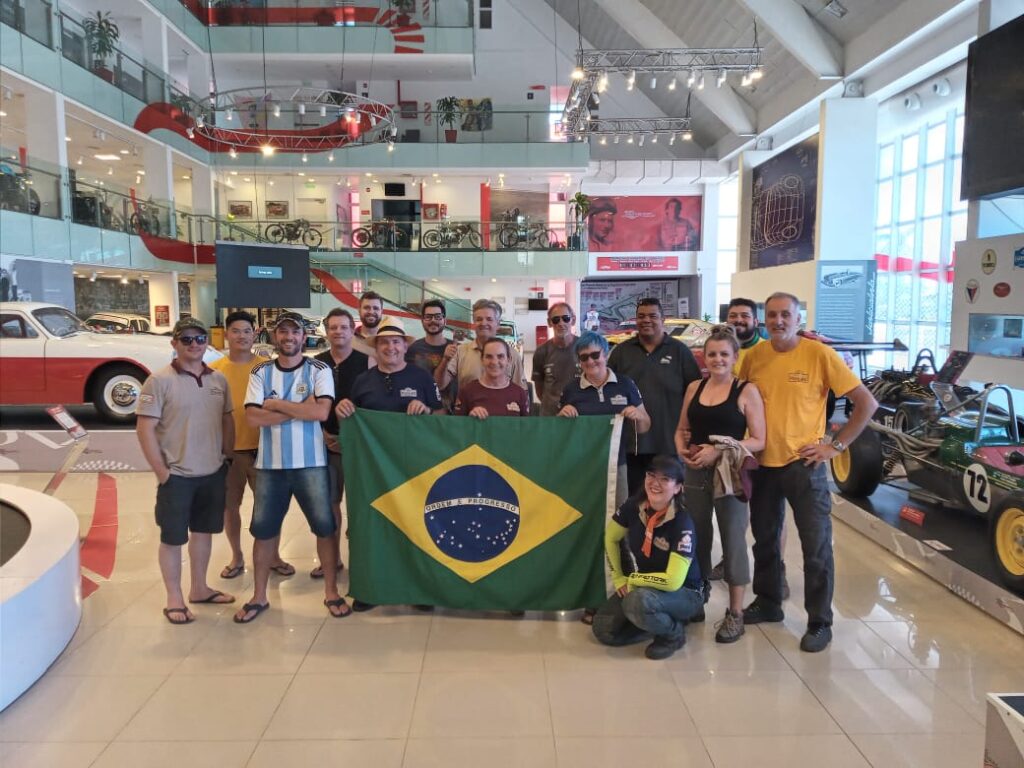 Delegación de Brasil recorre Las Termas en autos antiguos