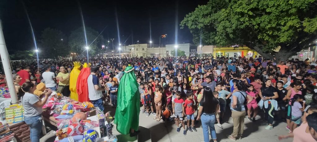 Cientos de niños disfrutaron de una mágica noche con los Reyes Cientos de niños disfrutaron de una mágica noche con los Reyes