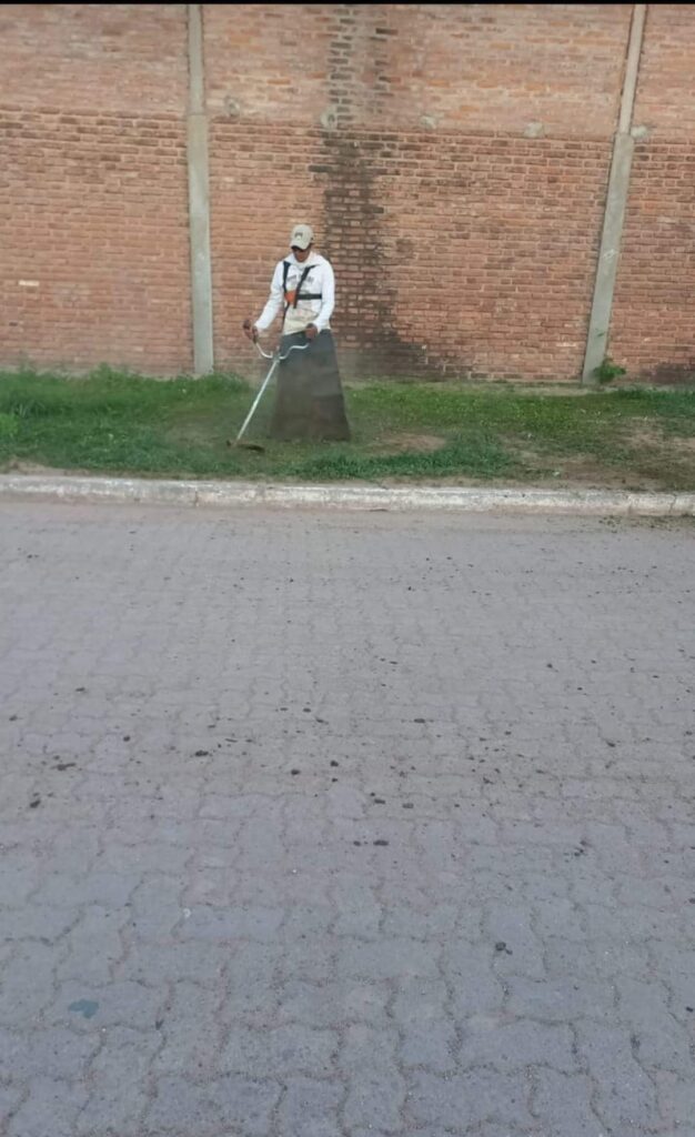 Realizan limpieza de veredas y banquinas en Pampa de los Guanacos
