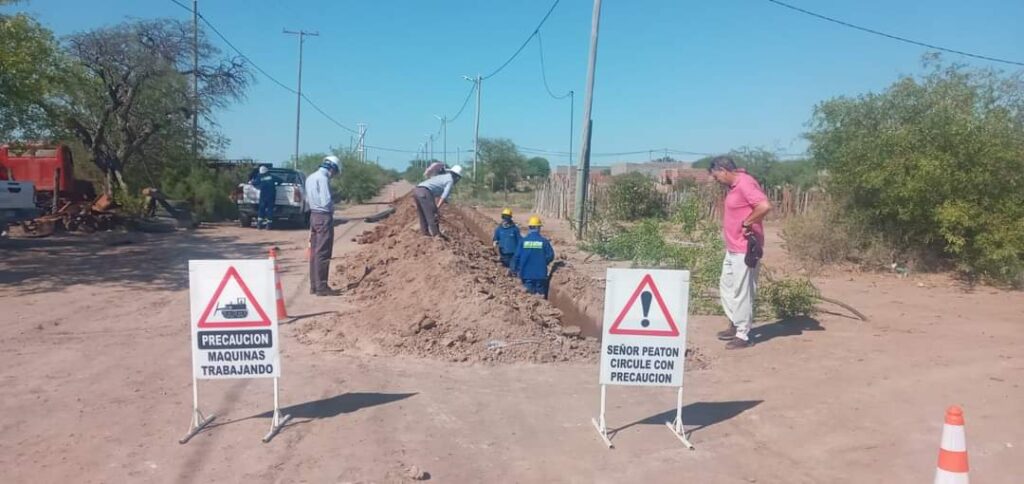 Inició la obra de ampliación de red de agua potable en barrio de Añatuya