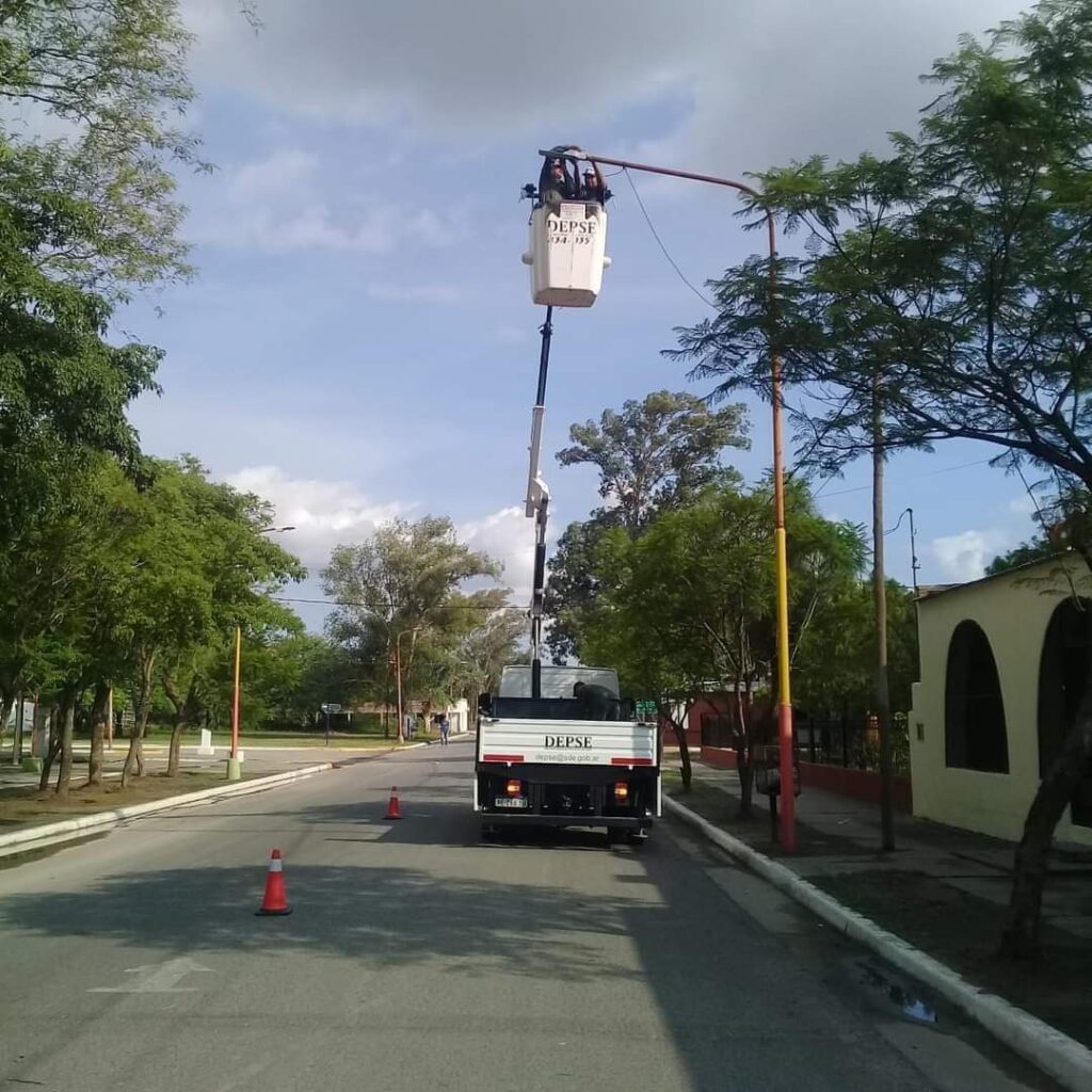 Colocan iluminación led en calles de Pozo de Hondo
