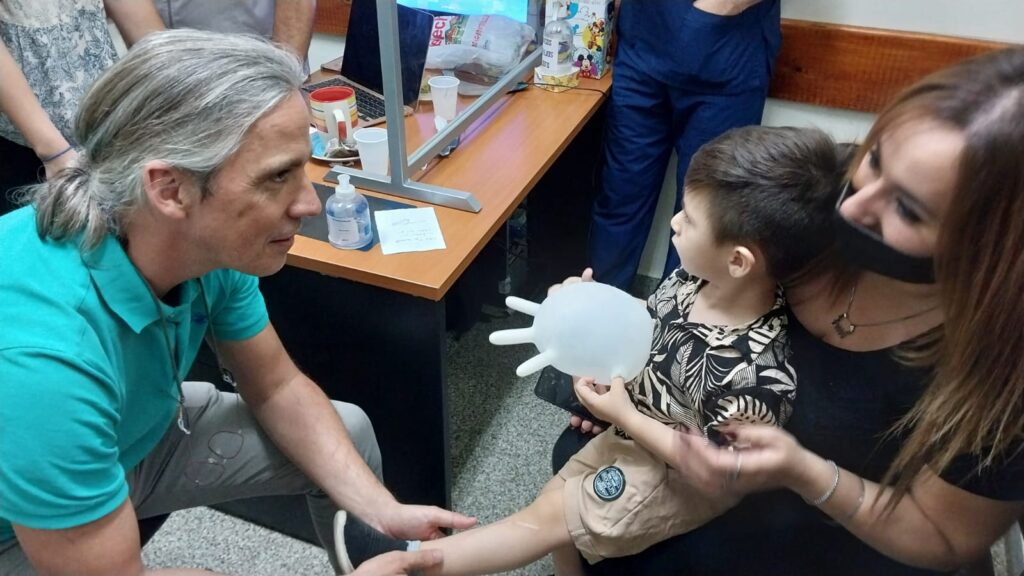 Vocación sin frontera: un médico español opera gratis a niños de Santiago y otras provincias