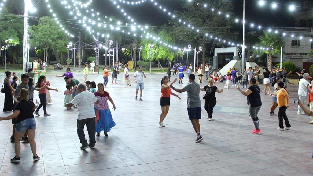El baile se adueñó de la plaza Belgrano