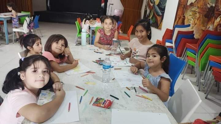 Un taller de arte infantil captó la atención de los más chicos en Las Termas