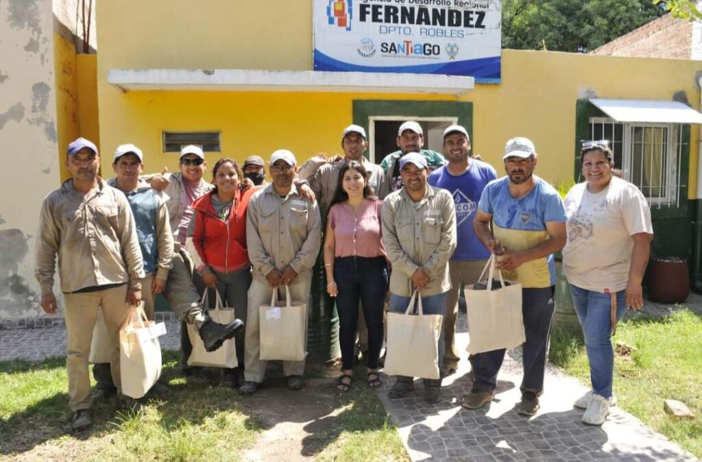 Entregan indumentaria a trabajadores de Fernández