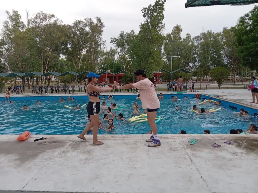 La comunidad universitaria vive a pleno del verano en las piletas de la Unse
