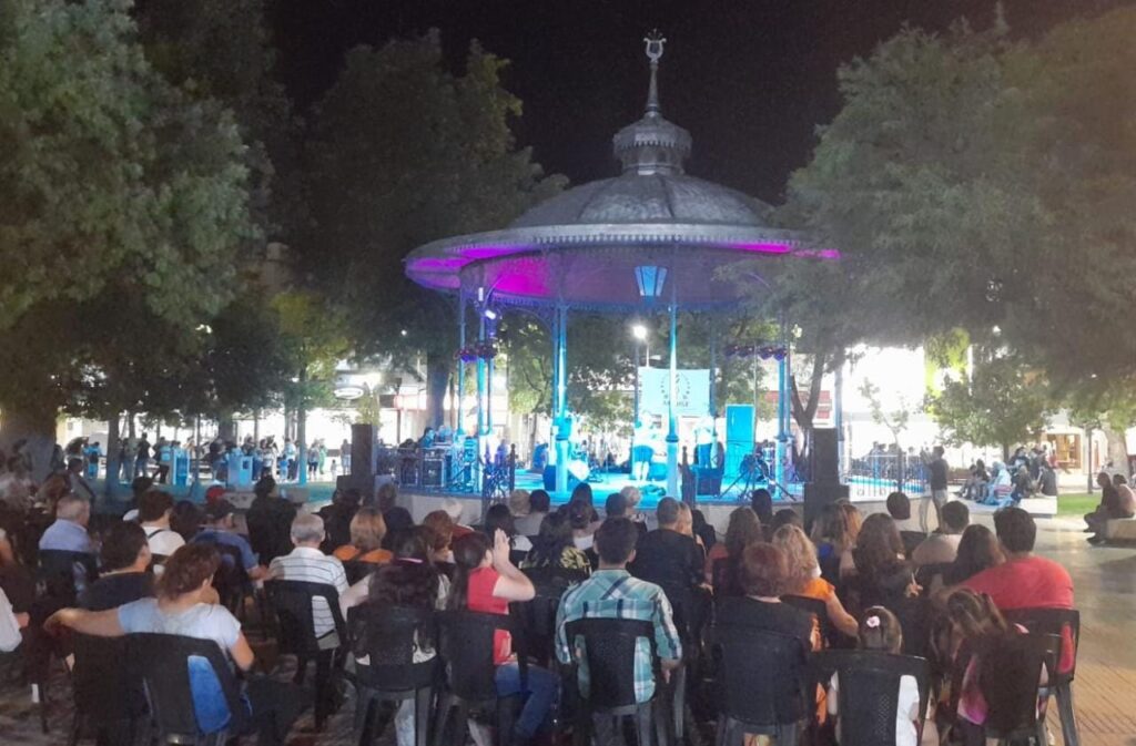 La retreta de la plaza Libertad fue el epicentro de un gran show musical