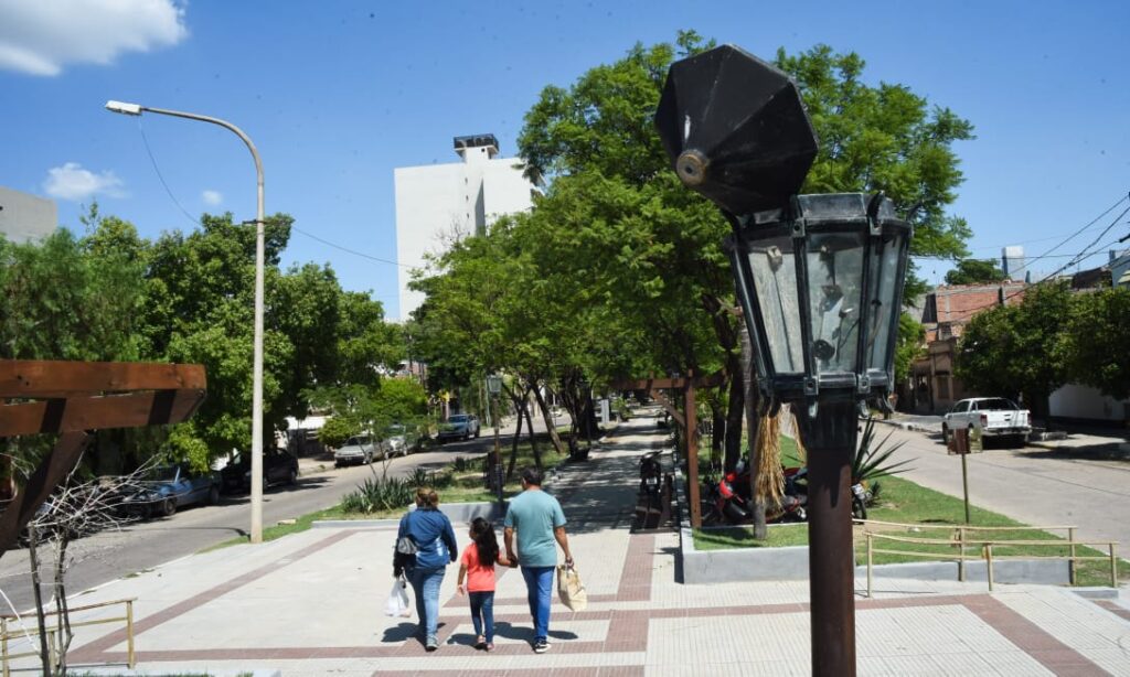 Reponen 50 lámparas que fueron robadas del Paseo España Reponen 50 lámparas que fueron robadas del Paseo España