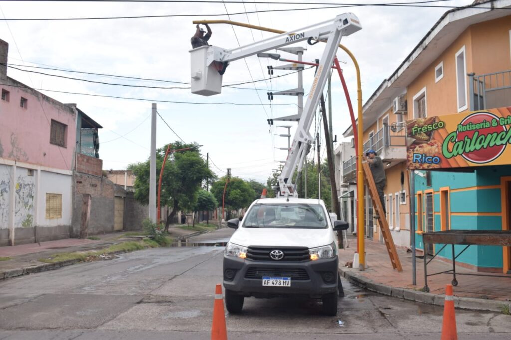 Instalan nuevos semáforos en puntos estratégicos de la ciudad Capital