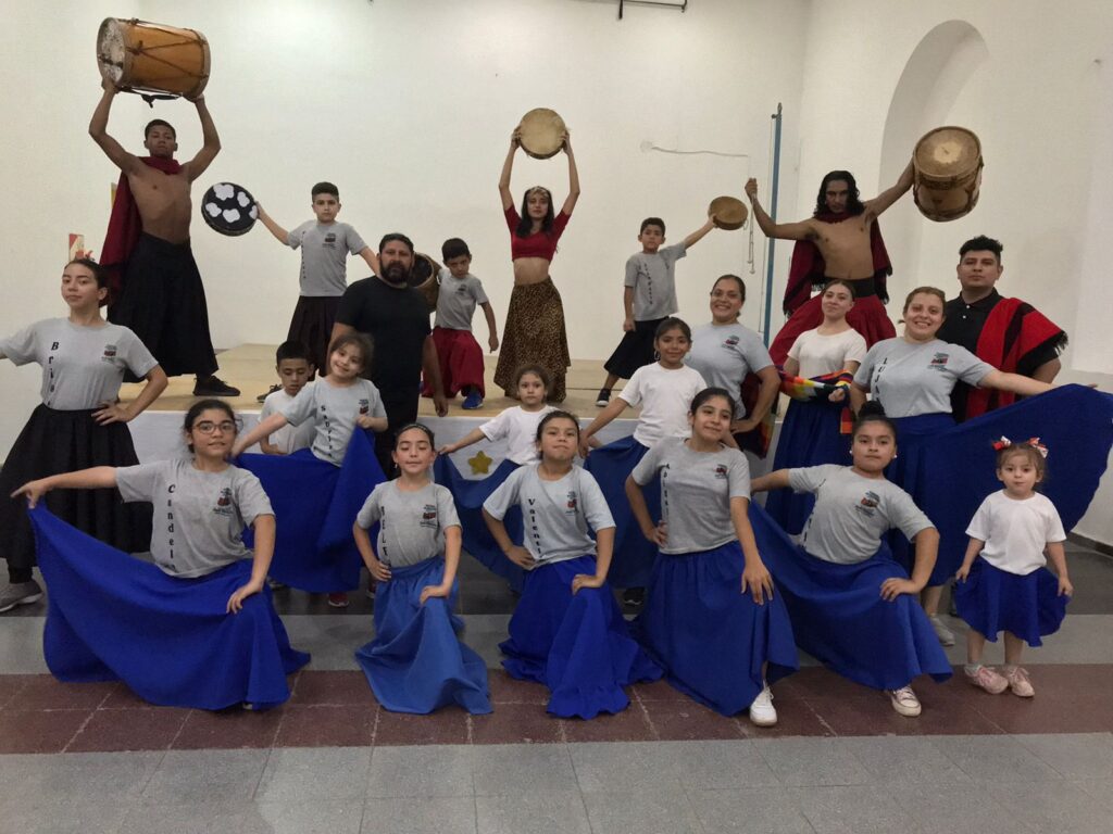 La academia “Juan Saavedra” llevó su danza a la feria artesanal de Upianita