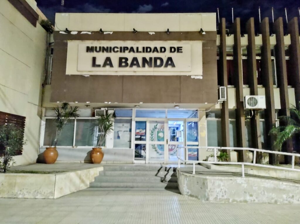 Anuncian aumento del 95 % en el salario básico para empleados municipales bandeños