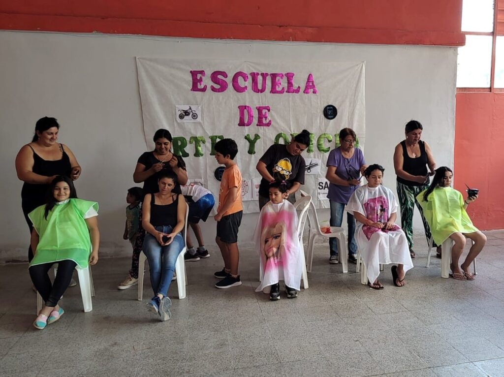 Aprendieron el oficio y cortaron el pelo gratis a niños y niñas de La Cañada