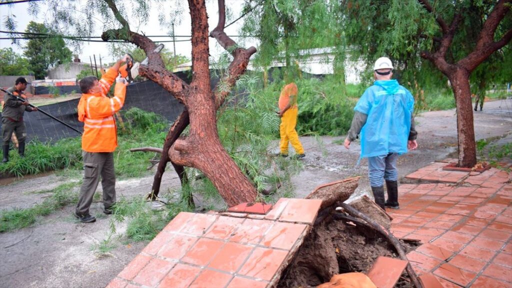 Intensos operativos en calles santiagueñas tras los fuertes vientos y la lluvia