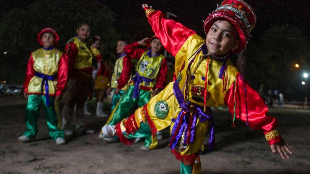Santiago del Estero celebra el carnaval con corsos barriales, brillo y alegría