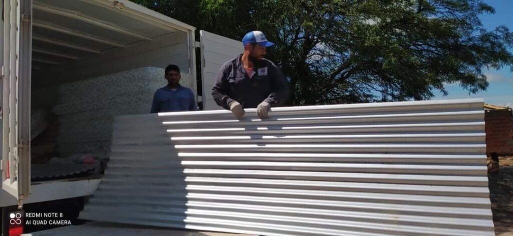 Asisten a familias damnificadas por el tornado de la semana pasada en Las Termas