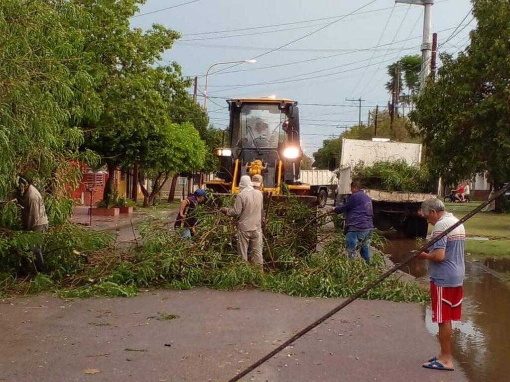 Tras el temporal realizan un intenso operativo de asistencia y ordenamiento en Frías