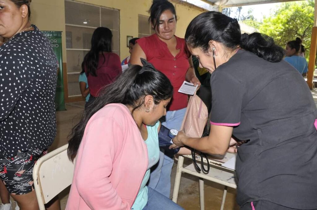 Continúan operativos de salud en comunidades rurales cercanas a Fernández