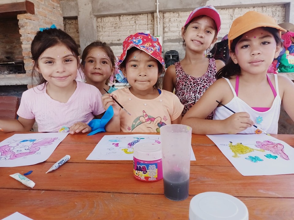 Una gran cantidad de niños participan de las colonias de vacaciones en Quimilí
