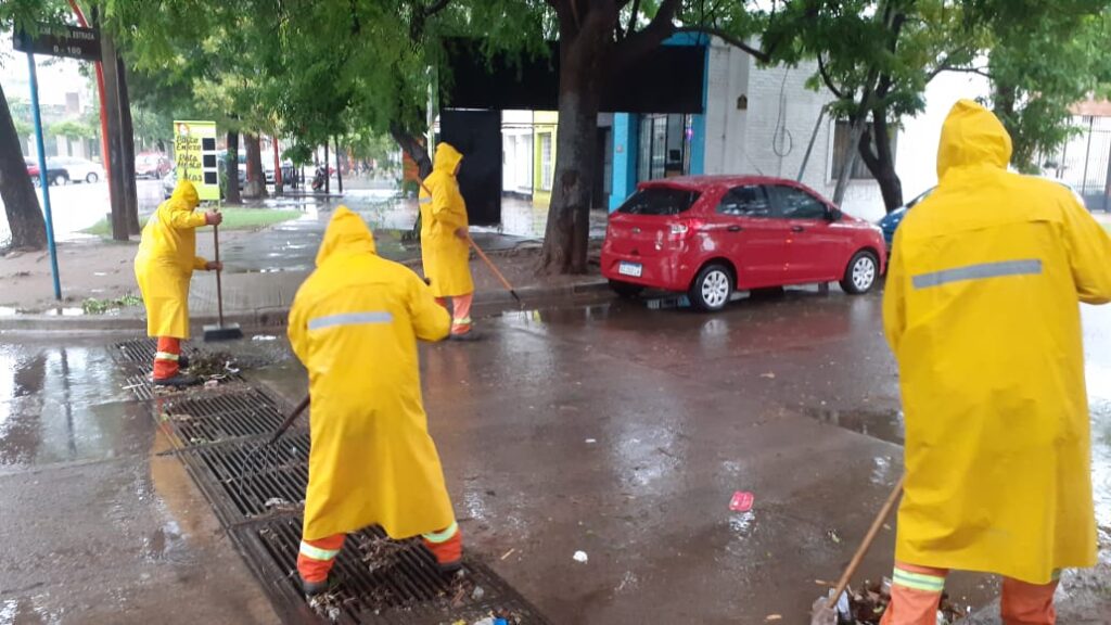 Realizan limpieza de desagües en calles de la Capital tras las intensas lluvias