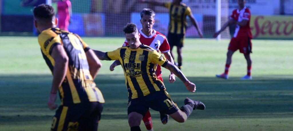 Mitre se hizo fuerte en casa