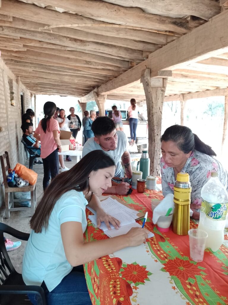 Entregan alimentos, indumentaria y kit escolares a familias del departamento Figueroa